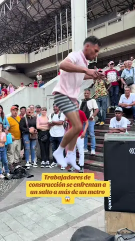 Dos trabajadores de construcción se enfrentan a un salto extremo a más de 1 metro de altura 😱#tiktokviral #motivation 