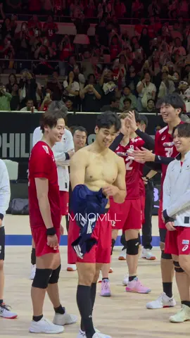 And the crowd goes wild for Kento MiyauRAWR! Pati buong RJN nakatingin 🤣 #KentoMiyaura #RyujinNippon #Japan #FIVB #Volleyball @nicurlle @arie armada 