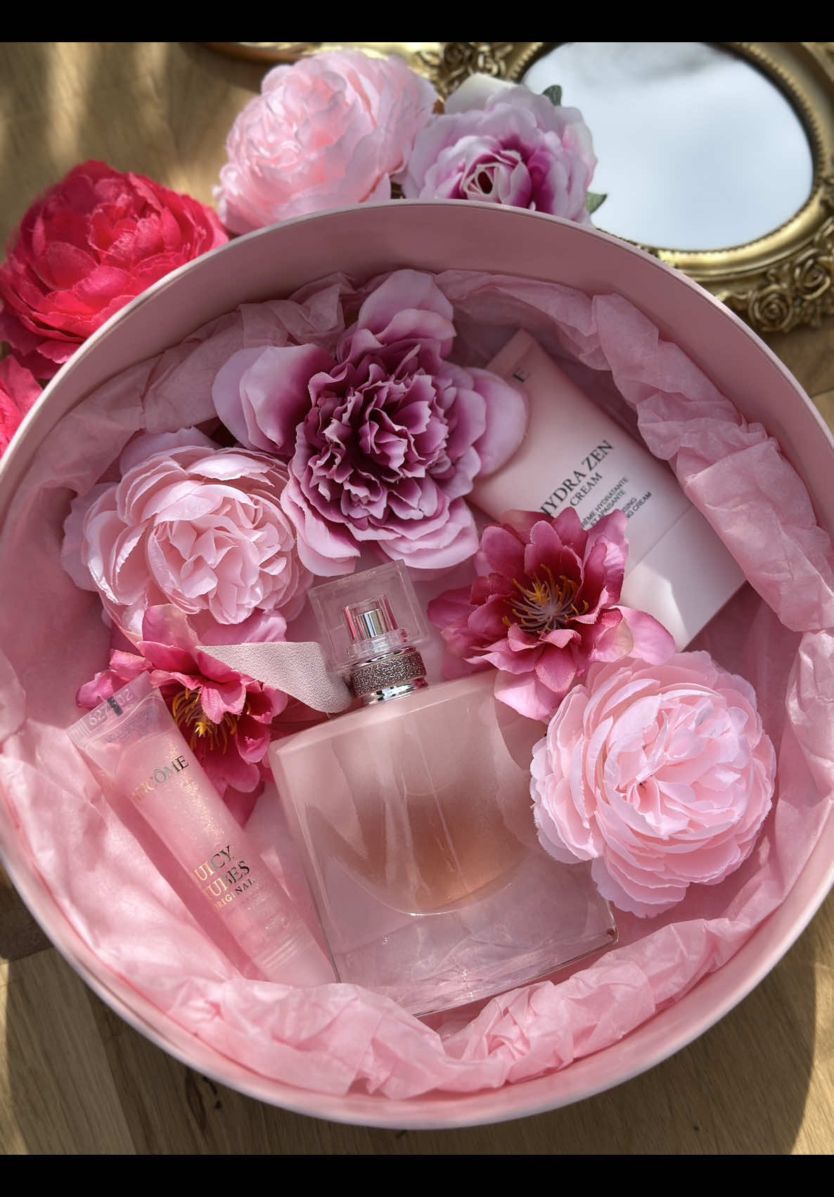✨ Toc, toc, toc… Le Pink Room Service de Lancôme est arrivé chez moi, et ma journée s’est transformée en une véritable parenthèse de douceur 🫶💖 💧 Je commence ma routine avec le nouveau HydraZen Tubes : une texture fraîche qui apaise et hydrate instantanément, pour un teint éclatant et confortable, partout avec moi. 💋 Ensuite, place à l’iconique Juicy Tubes 05. Brillance glossy, lèvres hydratées et pulpeuses… le geste fun et gourmand que j’adore ✨ 🌸 Et pour finir, le coup de cœur absolu : La Vie est Belle Vanille Nude. Un parfum intime et sensuel, entre jasmin solaire, vanille glacée et musc blanc crémeux. Mon nouveau parfum signature 😍 🎀 Merci @Beauty Crew FR & @Lancôme  pour ce moment de pur bonheur 💕 #BeautyCrewPinkRoomService #lancomemakeup #lancomeskincare #lancomefragrance