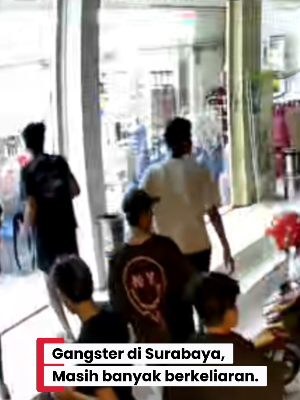 Repost! “Kronologinya gini, awalnya ada beberapa orang lagi nongkrong di depan Indomaret. Tiba-tiba muncul rombongan gangster tanpa sebab yang jelas. Setelah itu mereka juga ikut mengambil helm yang ada di sekitar Indomaret Jemursari.” 