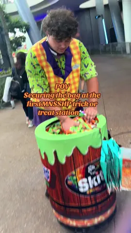 This Disney cast member is now my favourite, Halloween trick or treat goals were reached at Mickeys not so scary Halloween party 🍬🍫🎃👻#mnsshp #mickeysnotsoscaryhalloweenparty #disneyhalloween #trickortreat #disneycastmember 
