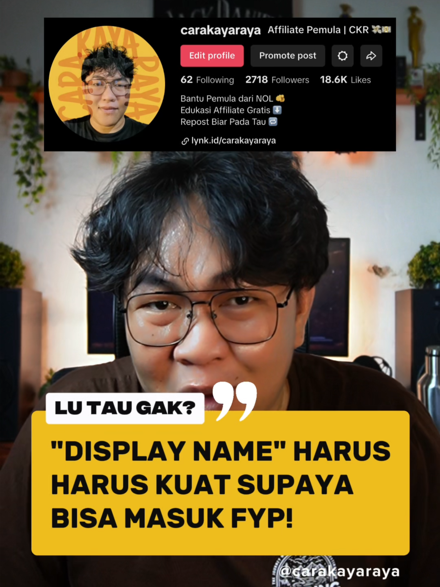Pernah bingung kenapa akun TikTokmu susah masuk FYP? 🤔 Mungkin display namemu salah! Display name itu bukan cuma pajangan, tapi bisa jadi kunci buat optimasi SEO TikTok. Kalo mau gampang ditemukan, pakai rumus ini: [Keyword/Niche] + [Nama/Brand]. Contohnya, dulu aku pakai 'CKR | Kaya Dari TikTok', sekarang aku ubah jadi 'Affiliate Pemula | CKR 💸💵'. Dengan begini, akunmu gampang ditemukan saat orang cari niche yang sama dan brandingmu juga tetap kuat. #AffiliateTikTok #TikTokSEO #carafyp #BelajarTikTok #TikTokPemula