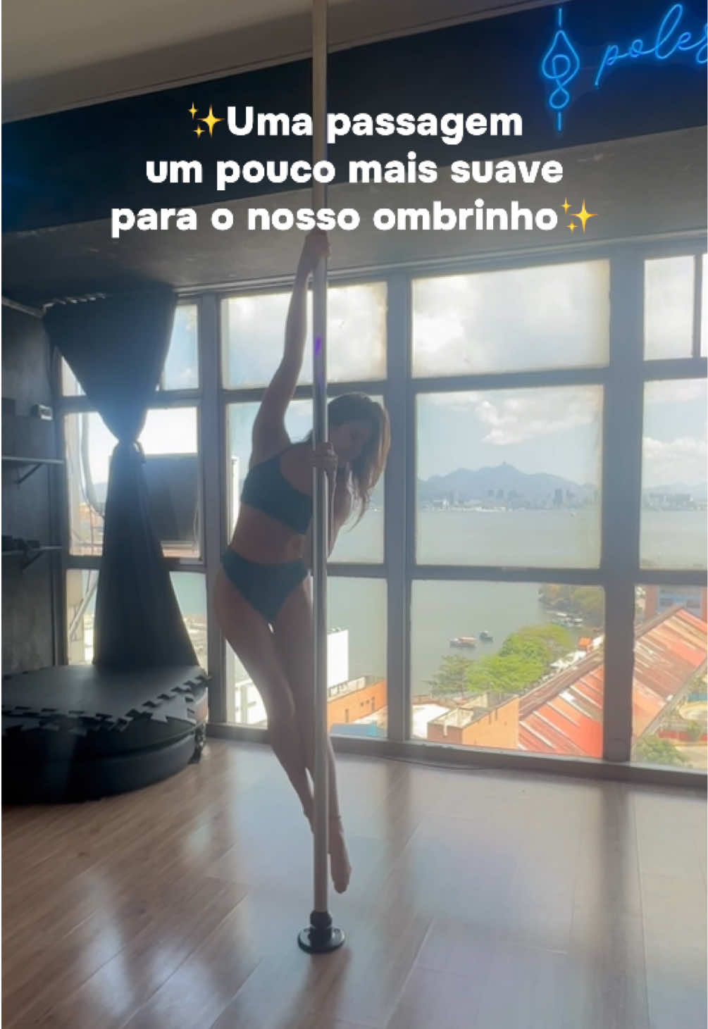 Onde o ombro chora e a mãe não vê, a gente busca soluções! Essa entrada no alto da barra para o peter pan tem meu coração, já tentaram? ❤️ encaixa gostoso demais 😆 #pdpeterpan #poledance #poledancer #peterpan #polecombo 