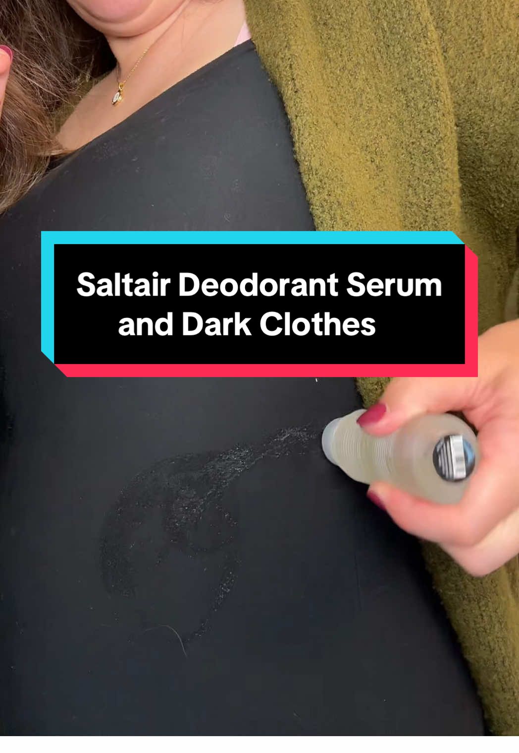 @Saltair Body deodorant serum is the one for you and your black clothes 👀🖤 #deodorantviral #deodorant #saltairbody #clothinghacks #deodorantserum 