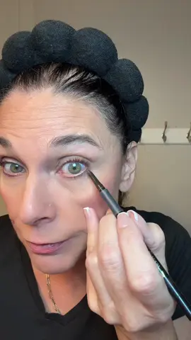 Laura Geller inkcredible gel eyeliner. #lauragellerbeauty #lauragellerinkcredibleeyeliner #geleyeliner #tiktokblackfriday #viralontiktokshop 