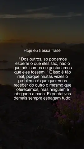 muitas vezes sofremos porque esperamos que os outros ajam ou sintam do mesmo jeito que nós  mas cada pessoa só pode dar aquilo que é capaz de oferecer a partir da sua essência, da sua história e do que tem dentro de si. Quando esperamos que o outro retribua na mesma medida, nos colocamos em risco de decepção, porque ninguém é obrigado a agir ou sentir como nós gostaríamos. Por isso, a mensagem central é: amar, ajudar e se doar sem esperar retorno. Assim, você se preserva de frustrações e aprende a lidar com as pessoas como elas são, e não como gostaria que fossem.