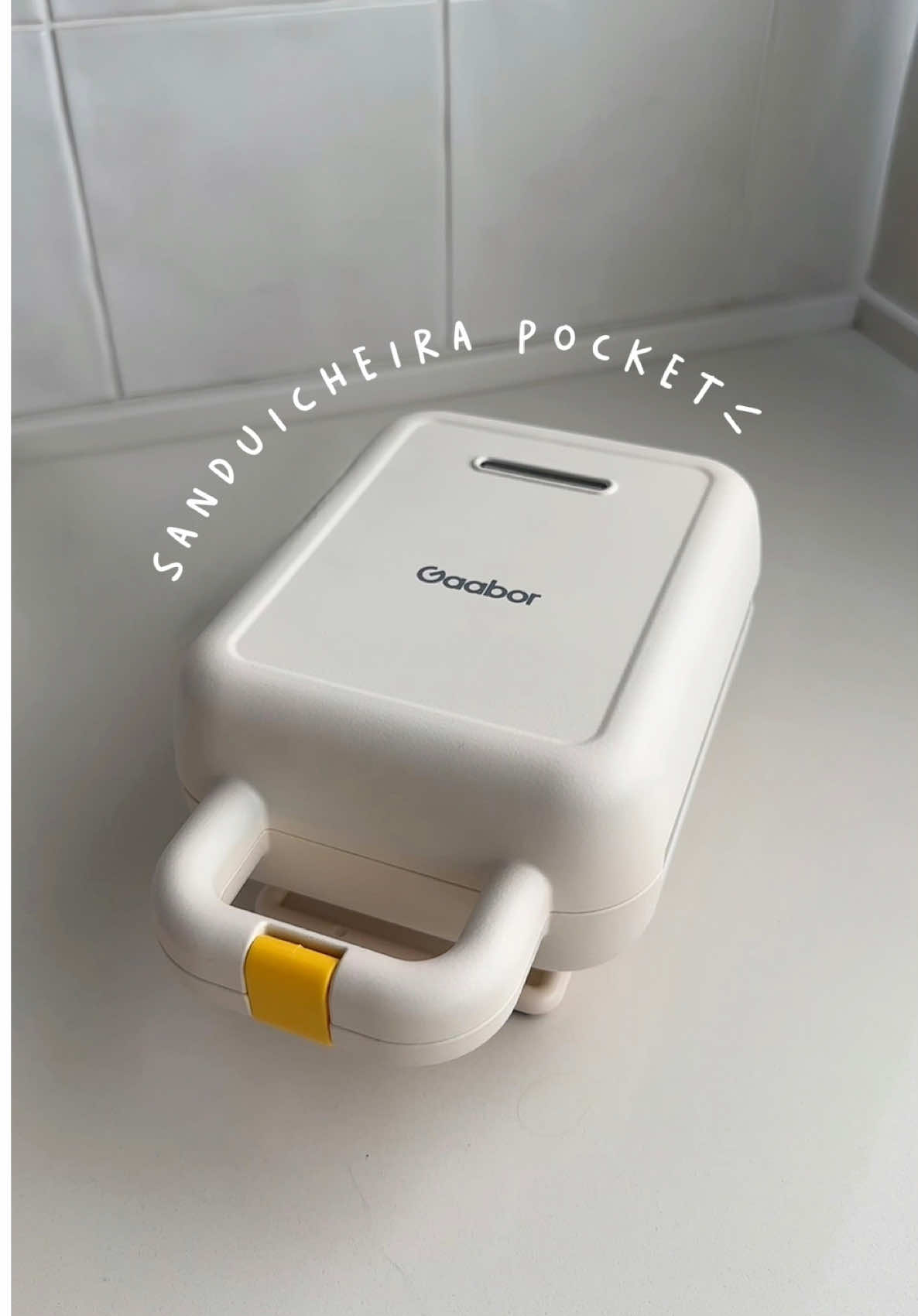 o tanto que eu amei essa mini sanduicheira 🥪🤏🏻 e essa cor perfeita combinando com a minha cozinha ?! 😍 #tiktokshop #sanduicheira #gaabor #minisanduicheira 