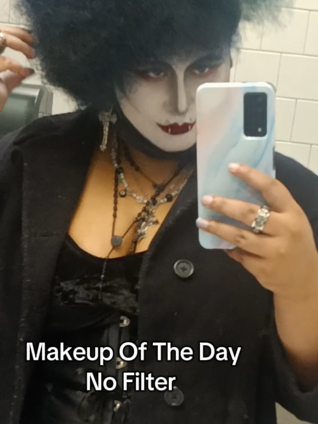 if anyone wants a makeup tutorial let me know!!#makeupoftheday #makeupartist #tradgothfashion  #tradgoth #tradgothmakeup 