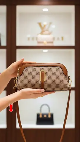 Tas selempang wanita dengan desain elegan dan motif klasik. Terbuat dari bahan kulit premium, cocok untuk gaya kasual atau formal. Ringan, praktis, dan mudah dipadukan dengan berbagai outfit. #TasWanita #Slingbag #TasSelempang #FashionCewek #OOTD 