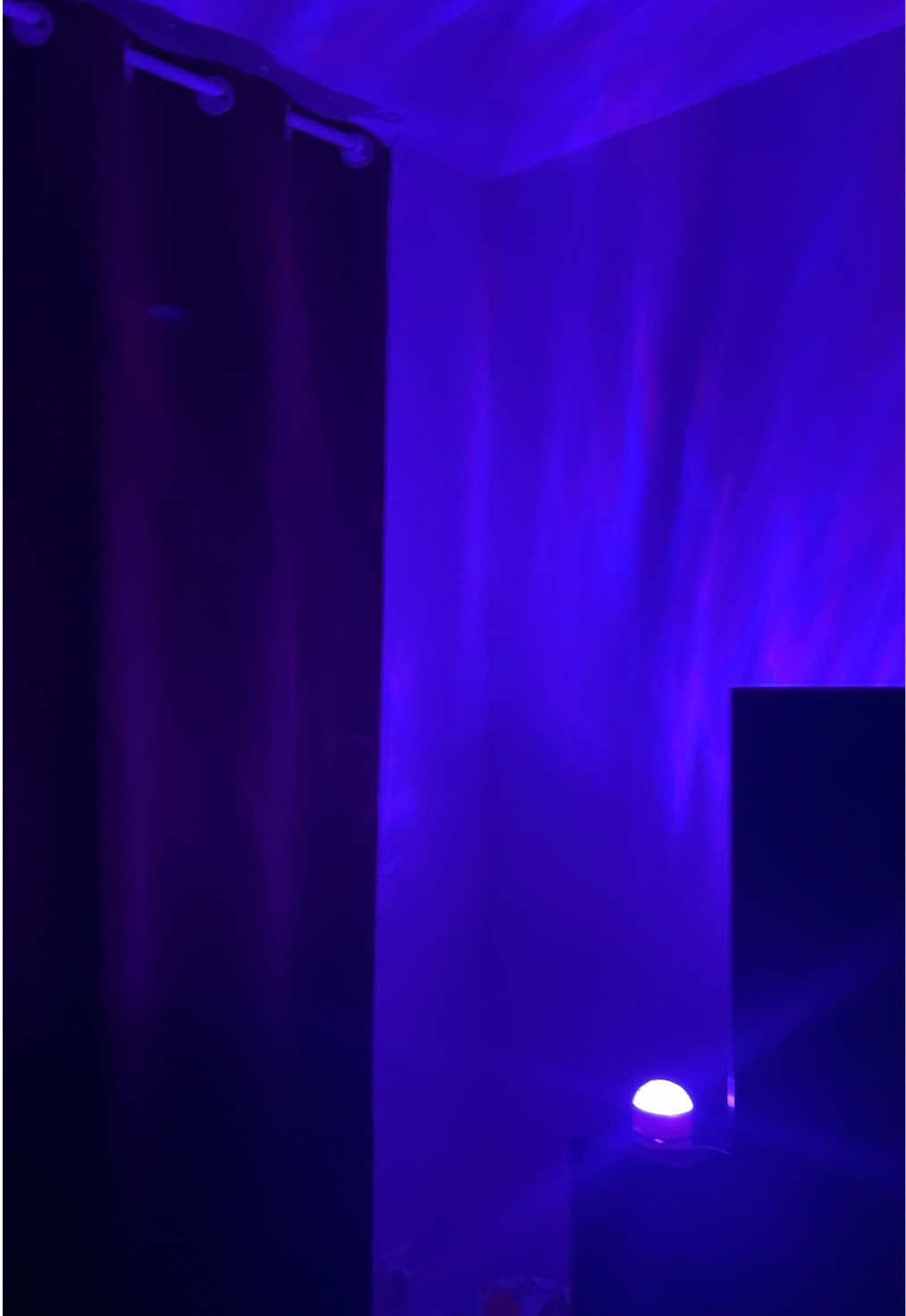 J’aime trop faire des soirées pyjama avec petit plateau télé etc… Donc avoir une belle ambiance c’est primordial avec mes petits LED 💕  Ça change tout de suite le style de ta pièce  Ta lampe LED est fourni avec une télécommande tu peux choisir la couleur, le style pour créer le mood qui te convient ✨  #lampeled #ledlights #ambianceled #led #deco 