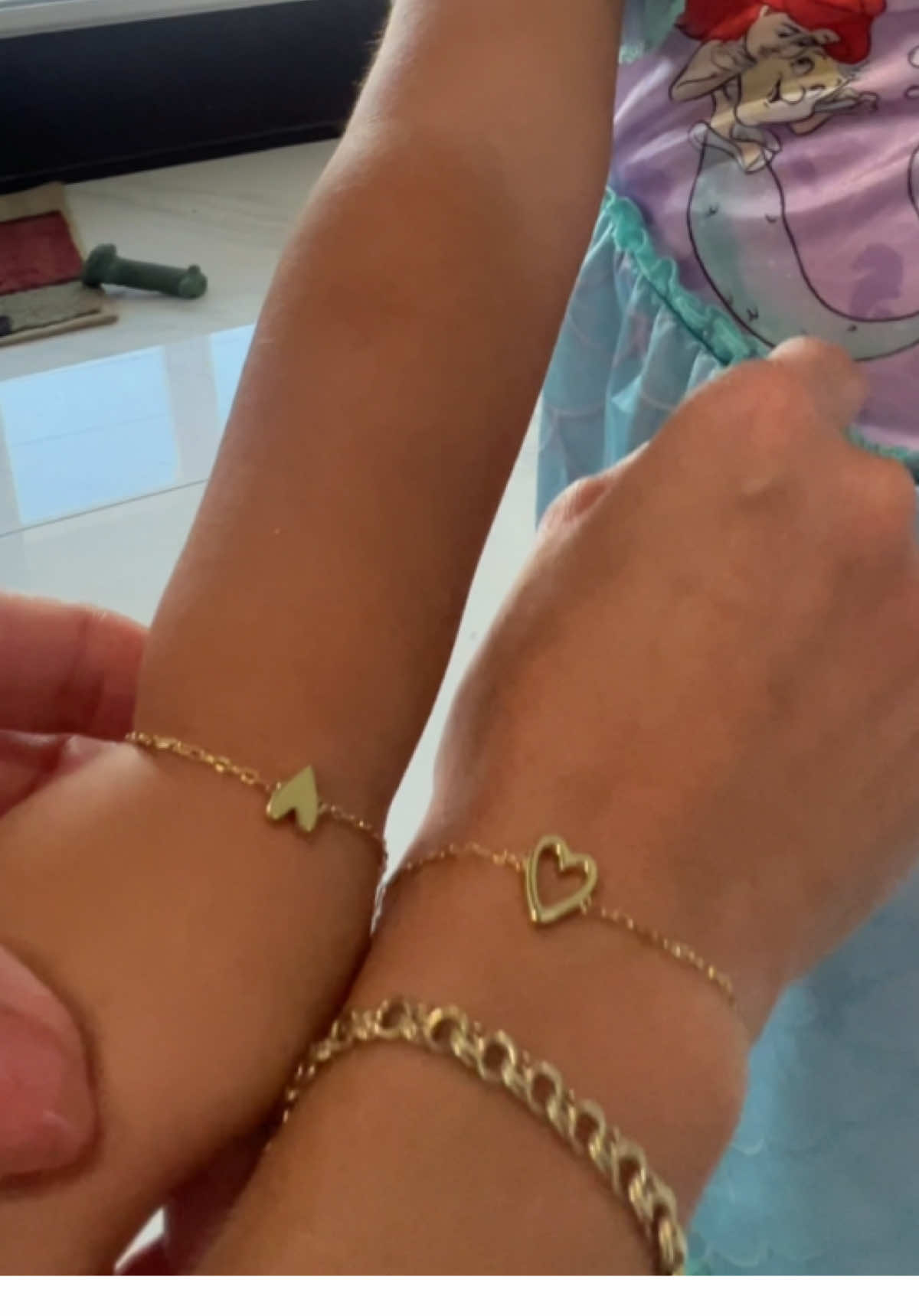Estás pulseras son demasiado lindas y delicadas.  Son ajustables, con baño de oro 14, ideales para uso diario. Perfectas para regalar a tu amiga, mamá o hija… y lo mejor es que las dos por menos de $20 #parati #parariiiiiiiiiiiiiiiiiiiiiiiiiiiiiiiiii #fyp #jewelry #accesorios @PAVOI 