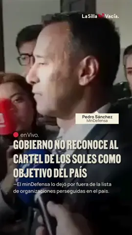 #LaSillaEnVivo El ministro de Defensa, Pedro Sánchez, dejó por fuera al Cartel de los Soles de la lista de organizaciones perseguidas en el país. Explicó que la amenaza criminal se define a partir de un “análisis de las capacidades críticas”, en el que solo clasifican tres grupos: el Clan del Golfo, el ELN y las disidencias. “Nuestro enfoque es en esas amenazas”, señaló el ministro. “En nuestras investigaciones judiciales sobre el narcotráfico no aparece un cartel de los soles”, también dijo Petro al negarlo en un trino en el que analizó las rutas del narcotráfico en el país. El presidente mencionó, además, que la mayoría de asesinatos en el país responden a bandas urbanas. La versión del presidente y el ministro contrasta con la narrativa de Washington, que presenta al cartel como una estructura bajo el mando de Nicolás Maduro. Más allá de las acusaciones, EE.UU. ha convertido esa figura en una justificación recurrente para su ofensiva “antidroga”, que incluye operaciones contra embarcaciones en aguas internacionales. Por su parte, el Parlamento Europeo, en una resolución, condenó la creciente violencia política en el país y señaló al Cartel de los Soles como aliado de grupos criminales por brindarles refugio, armas y financiamiento. Incluso pidió incluirlo en la lista de organizaciones terroristas de la UE. En la misma línea, Estados Unidos abrió su ofensiva contra Venezuela al declarar terrorista al Cartel de los Soles. Desde entonces desplegó buques de guerra en el Caribe y ya reporta tres lanchas atacadas con misiles.