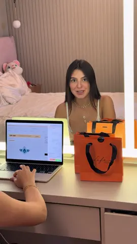 Eu não poderia deixar de vir aqui falar com vocês sobre essa oportunidade da @lifebyvivara, já que vocês sempre me perguntam de onde são os minhas joias. Aproveitem para aumentar a coleção de vocês com condições exclusivas. Eu já garanti as minhas! #LifebyVivara #LifeForYou Publi
