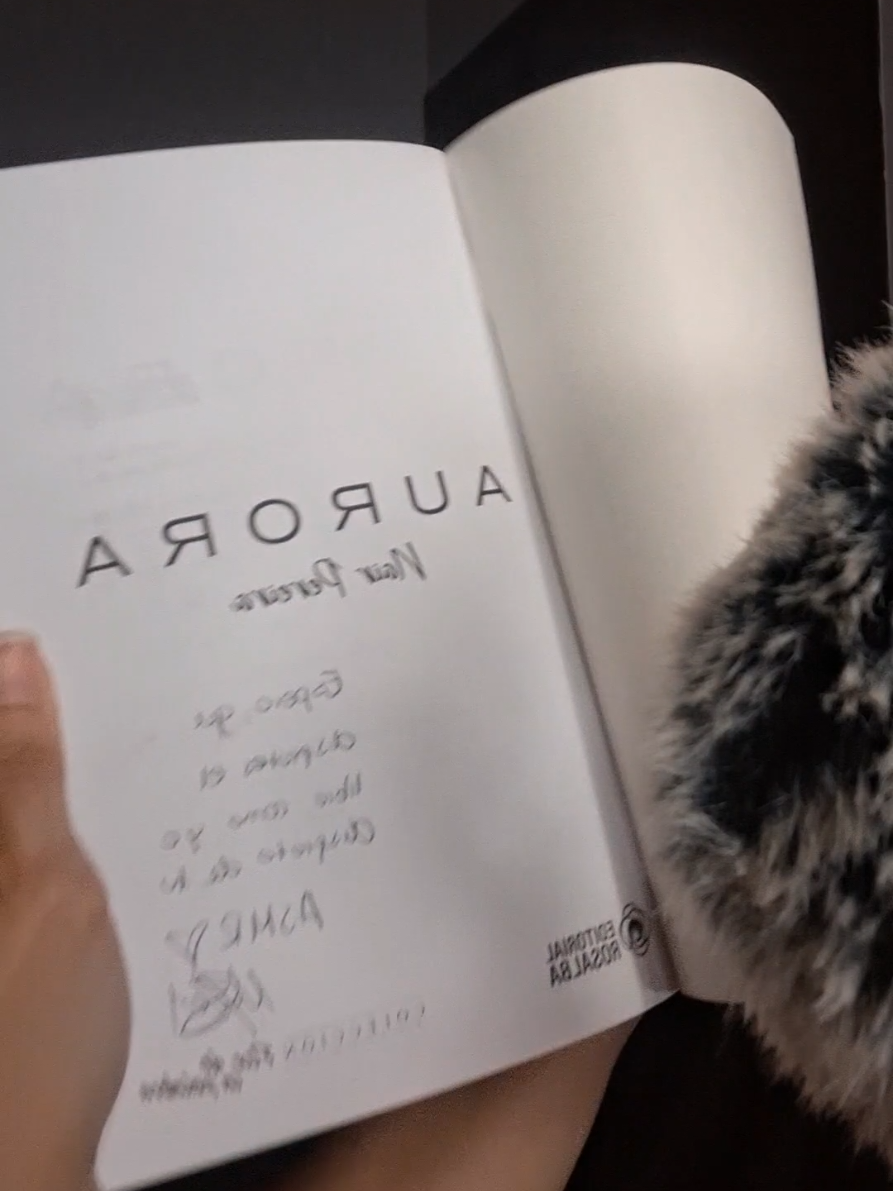 Asmr leyendo poemas #nairpereirabooks #aurora #asmrtiktoks #leyendo #susurros 