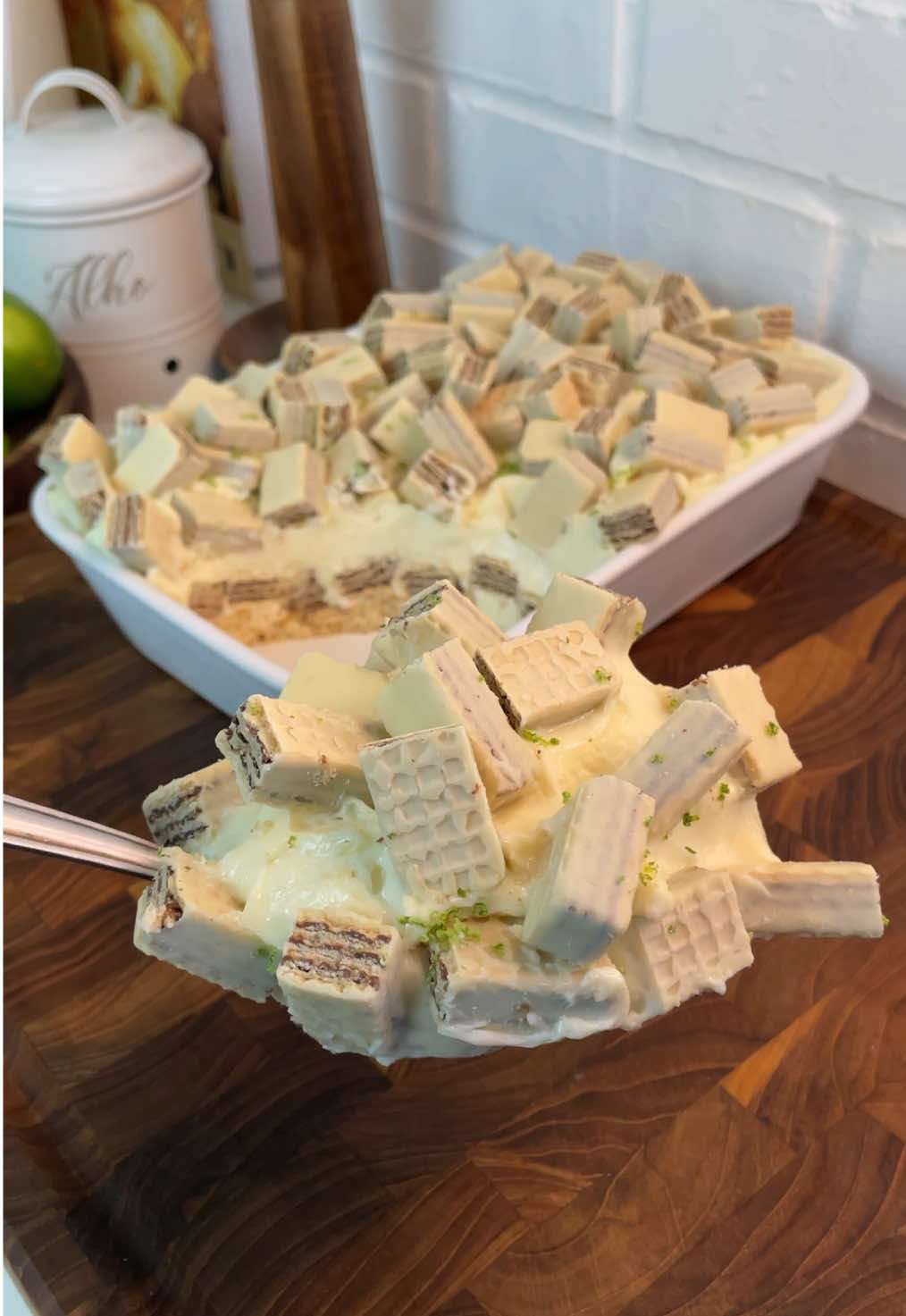 Pavê de limão & bis 🍋 Esse mousse fica super consistente, azedinho na medida certa! Perfeitooo Ingredientes: 2 cx de leite condensado  2 cx de creme de leite gelado 2 limões inteiros (espremido) 2 xícaras de leite em pó (adicionar mais limão se não chegar na consistência, ir adicionando aos poucos) Usei 1 biscoito champanhe  3 caixinhas de bis branco Finalizei com raspas de limão Deixei gelar por mais ou menos 1 hora :) #sobremesa #receita #fyp #foryoupage 