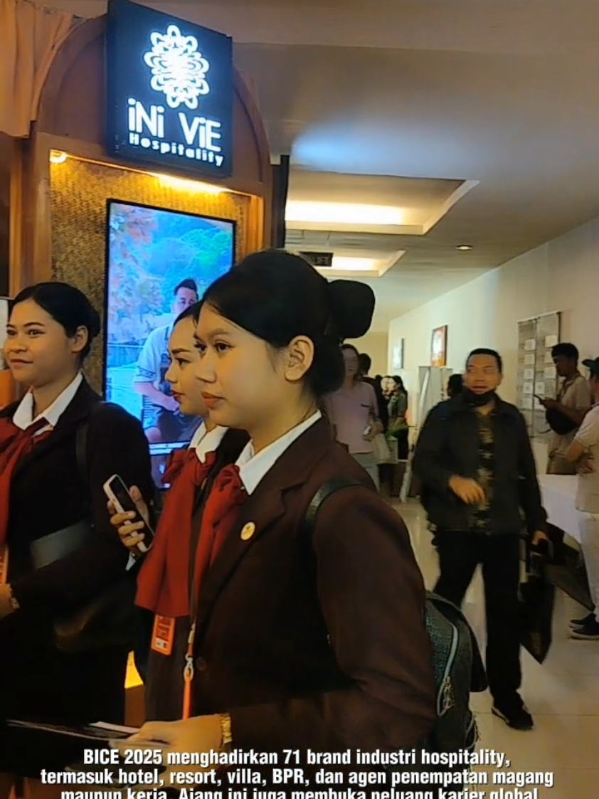 Bali International Career Expo 2025 Hadirkan 71 Brand dan Akses Karir Global DENPASAR, balipuspanews.com – Bali International Career Expo (BICE) 2025, ajang bursa kerja terbesar di Bali, resmi dibuka dengan pemukulan gong oleh Kepala Dinas Ketenagakerjaan dan Energi Sumber Daya Mineral Provinsi Bali, Ir. Ida Bagus Setiawan, M.Si., di Hall Exhibition Hotel Aston and Convention Center, Rabu (17/9/2025).  Acara yang diselenggarakan Divisi Training and Placement Elizabeth International ini, mengusung tema 