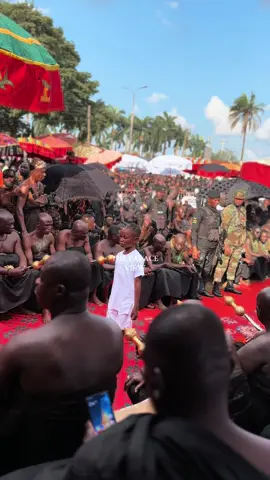 Day three: The presence of Tepa Bernie mma at the Dɔte Yie reflected the solidarity of Tepa with Asanteman in honoring the Queen Mother’s memory. #thepalaceview #NanaKonaduYiadom #AsanteTradition #asantemanmourn #manhyiapalace 