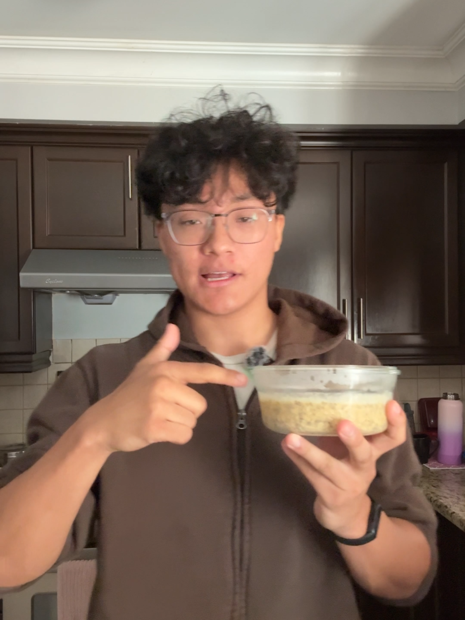 My overnight oats recipe! CALORIES Oats 200 cal 7g Protein  Yogurt 80 cal 5g Protein Chia Seeds 25 cal Protein Power 170 cal 30g Protein Peanut Butter 90 cal 3g Protein TOTAL: 565 cal 45g Protein