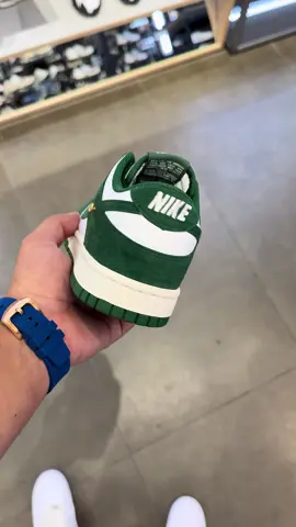 I definitely love this symbol that added the Nike Dunk in gold to this shoe makes it look something unique #nike #nikedunk #unisex #tiktokshop #tendencia2025 
