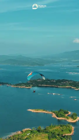 Dear semuanya, Akhir pekan ini dimulai Festival Pesona Jatigede 2025. Hayu berakhir pekan di Sumedang selama sepekan 22-28 September melihat langit Sumedang dipenuhi ratusan paralayang warna warni. Jalan Lingkar Utara Jatigede menembus Gunung Julang dengan pemandangan Bendungan Jatigede diresmikan dan ada tari kolosal 1000 penari Umbul Jumat, 19 September 2025.  Hari Sabtu 20 September menjajal Jalan Lingkar Utara Jatigede dengan lari 10K dan fun walk sambil menyaksikan aero show dengan latar Bendungan Jatigede, pasti seru.  Kami tunggu di Sumedang! #FestivalPesonaJatigede #paragliding #run10k #funwalk #sumedang