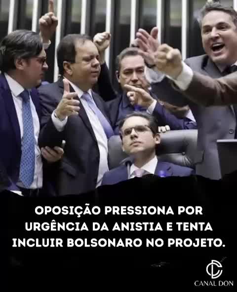 Oposição pressiona por urgência da anistia e tenta incluir Bolsonaro no projeto Votação pode ocorrer ainda hoje; governo articula para barrar proposta considerada inconstitucional. Deputados falam em “anistia ampla, geral e irrestrita” para apagar condenações do 8 de janeiro. A oposição na Câmara dos Deputados intensificou a pressão para que o requerimento de urgência do projeto de anistia aos condenados pelos atos de 8 de janeiro de 2023 seja votado ainda nesta quarta-feira (17). A proposta, articulada principalmente pelo PL, busca incluir o ex-presidente Jair Bolsonaro entre os beneficiados, após sua recente condenação pelo Supremo Tribunal Federal (STF) a 27 anos de prisão por tentativa de golpe de Estado. Segundo o deputado Luciano Zucco (PL-RS), a estratégia é aprovar a urgência e, em seguida, discutir o mérito do texto, que ainda não tem relator definido. A deputada Bia Kicis (PL-DF) defendeu uma anistia “ampla, geral e irrestrita”, comparando-a à concedida durante a redemocratização. A base governista, por sua vez, considera a proposta inconstitucional e imoral. A líder do PSOL, Talíria Petrone, afirmou que o Congresso não pode perdoar quem atacou a democracia. O governo articula com partidos do centro para barrar a urgência, mas admite dificuldades: líderes avaliam que a oposição pode reunir mais de 300 votos favoráveis. O presidente da Câmara, Hugo Motta (Republicanos-PB), confirmou a reunião de líderes para deliberar sobre o tema. Caso aprovada, a urgência permitirá que o projeto seja votado diretamente no plenário, sem passar pelas comissões. No Senado, o presidente Davi Alcolumbre já sinalizou que não pretende pautar uma anistia que beneficie Bolsonaro, propondo uma versão “light” que apenas recalcula penas dos envolvidos nos atos.