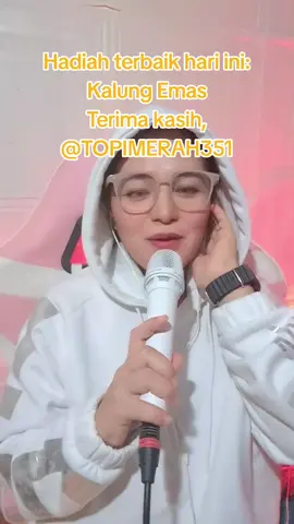 TOPIMERAH351, terima kasih atas Hadiah luar biasa yang Anda kirim di LIVE saya! Momen ini akan saya hargai selamanya. @TOPIMERAH351 #tiktoklive #livehighlights #livegift #goldnecklace #kalungemas 