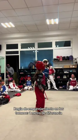 🥋 En los torneos nunca sabes contra quién te va a tocar… a veces la diferencia de estatura es parte del reto 😅💪 Por eso entrenamos duro en nuestra escuela, para estar listos sin importar el tamaño del rival. 👊🔥 . . . . . . . . #Lagranvillatkd #Taekwondo #tkdbc #feed #tkdlife 
