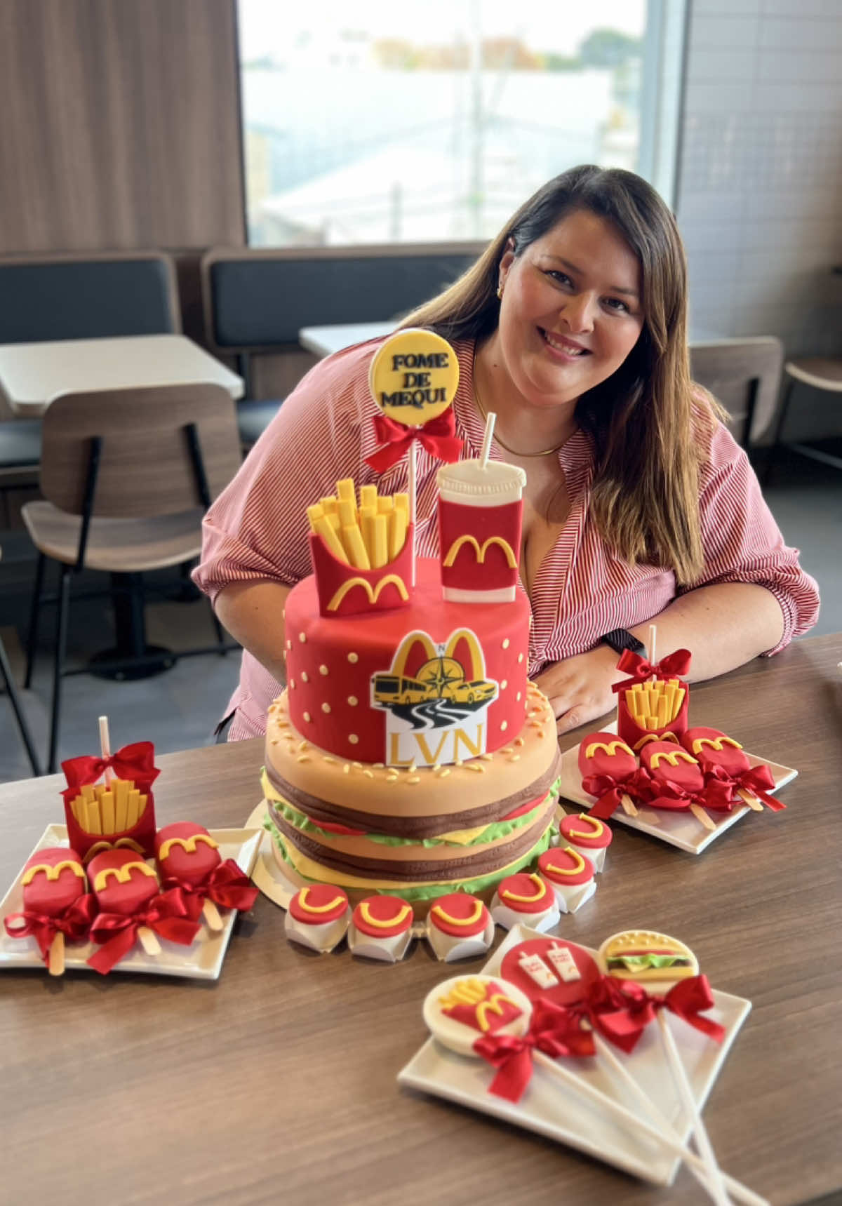 O Méqui chegou na Linha Verde no Bairro Alto ✨ A nova unidade está linda e super completa, vale a pena a visita 🤩 #curitiba #mcdonalds #fomedeméqui #méqui #cwb 