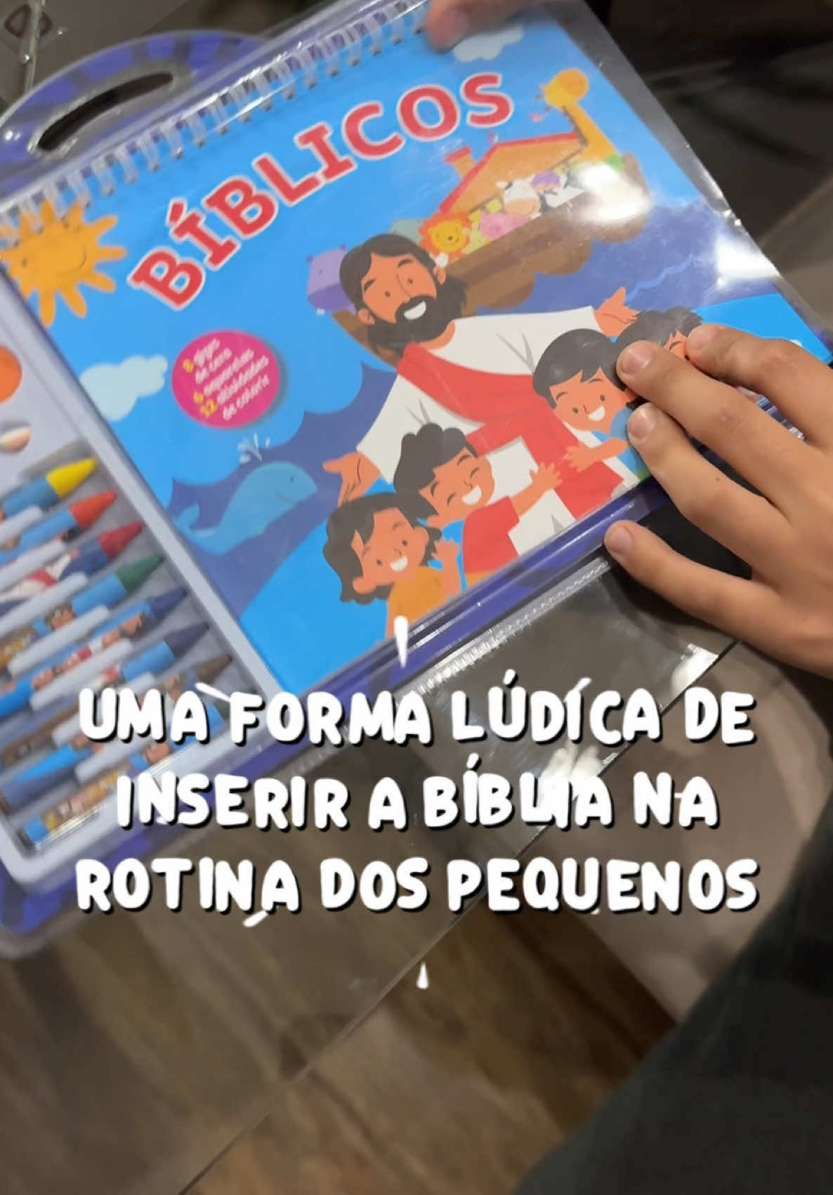 om este livro de colorir, as crianças vão mergulhar em histórias bíblicas enquanto soltam a criatividade com gizes de cera e aquarela.  A cada página, uma nova lição e muita diversão!   #HistóriasBíblicas #Criatividade #Colorir #Bíblia #Fé 