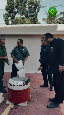 Tindak lanjut penerapan EAC, Pengadilan Agama Pamekasan musnahkan Blanko Akta Cerai pada Rabu 17 September 2025  Salam ISTIKOMAH (Inspiratif, Inovatif, Kompak, Amanah, Humanis)  #mahkamahagung #badanperadilanagama #ptasurabaya #PengadilanAgamaPamekasan #PAPamekasan #pamekasanhebat