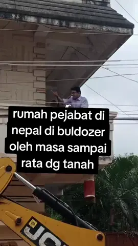 rumah pejabat di nepal di buldozer oleh masa sampai rata dg tanah... #reels #fyp #pagereels #halaman #faktanewsid