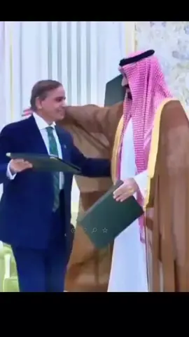 لاجيتني وانتي نجد  جيتك وانا ابن سعود  . محمد شهباز شريف رئيس الوزراء الباكستاني ‏أشكر ⁧‫ولي العهد‬⁩ الأمير محمد بن سلمان على ما لقيته والوفد المرافق من حسن استقبال وكرم الضيافة، وتمنياتي لـ ⁧‫خادم الحرمين الشريفين‬⁩ وولي العهد وللشعب السعودي الشقيق بالمزيد من التقدم والازدهار والرخاء . ‏سمو ⁧ ولي_العهد الأمير محمد_بن_سلمان ⁩ يستقبل في الديوان الملكي بقصر اليمامة رئيس وزراء جمهورية باكستان الإسلامية، ويقيم مراسم استقبال رسمية لدولته. ‏⁧ السعودية  . ولي العهد السعودي، الأمير محمد بن سلمان، استقبل رئيس الوزراء الباكستاني، محمد شهباز شريف، في قصر اليمامة بالرياض. خلال الاستقبال، عقد الطرفان جلسة مباحثات رسمية تناولت آفاق العلاقات الثنائية وتعزيز التعاون المشترك بين البلدين. *أبرز النقاط في الزيارة:* - *تعزيز العلاقات الثنائية*: تهدف الزيارة إلى تعزيز العلاقات بين السعودية وباكستان، وتأكيد المواقف الثابتة تجاه القضايا ذات الاهتمام المشترك. - *استعراض مشروعات التعاون*: سيتم استعراض مشروعات التعاون في المجالات السياسية والاقتصادية، والبحث في الخطط المستقبلية لتعزيز الشراكة بين البلدين. - *دفع التعاون إلى مستويات أوسع*: يهدف اللقاء إلى دفع التعاون بين البلدين إلى مستويات أوسع، بما يخدم مصالحهما المشتركة. *تفاصيل الاستقبال:* - *مقاتلات حربية*: رافقت طائرة الوفد الباكستاني مقاتلات من طراز 