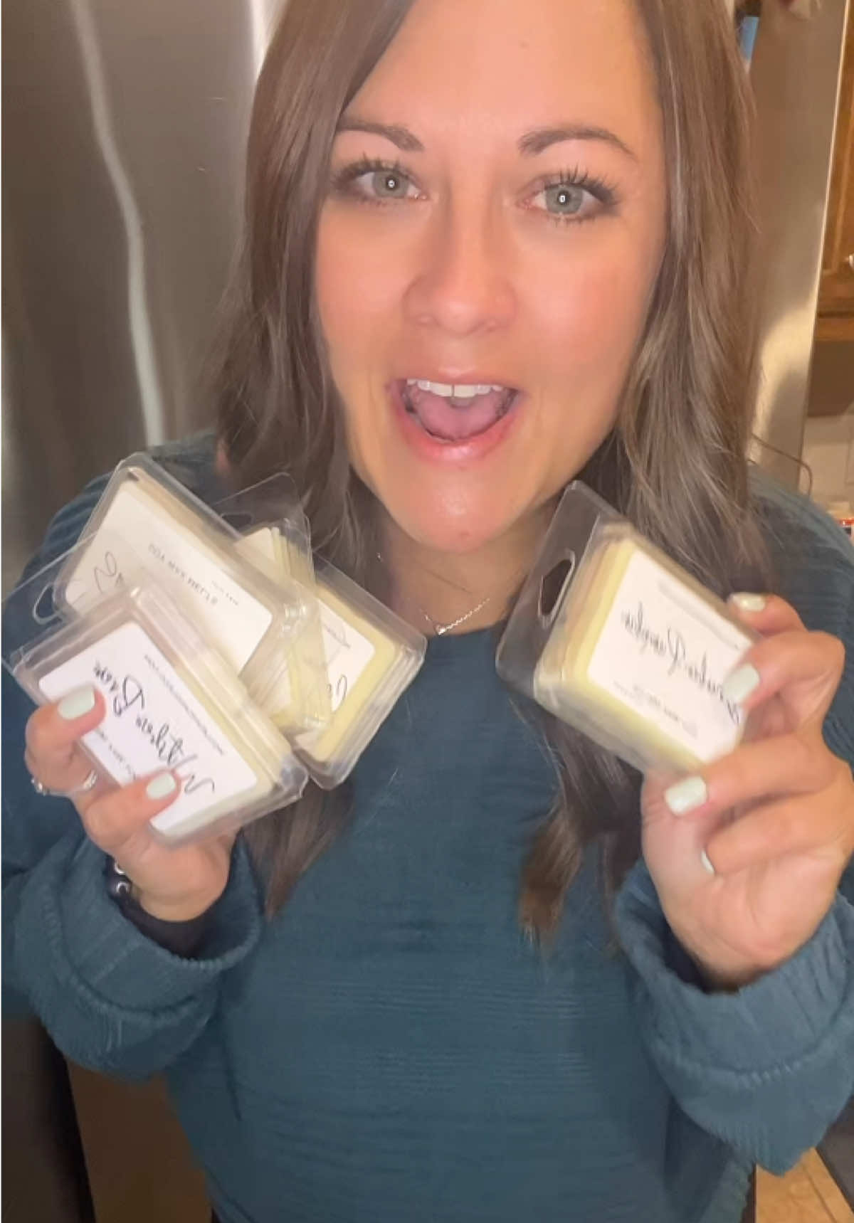After trying so many different companies, I have finally found the one that actually lasts long and smells so good! @Holladay Candle Co #waxmelts #highlyscented #longlasting #fragrance #waxmelt 