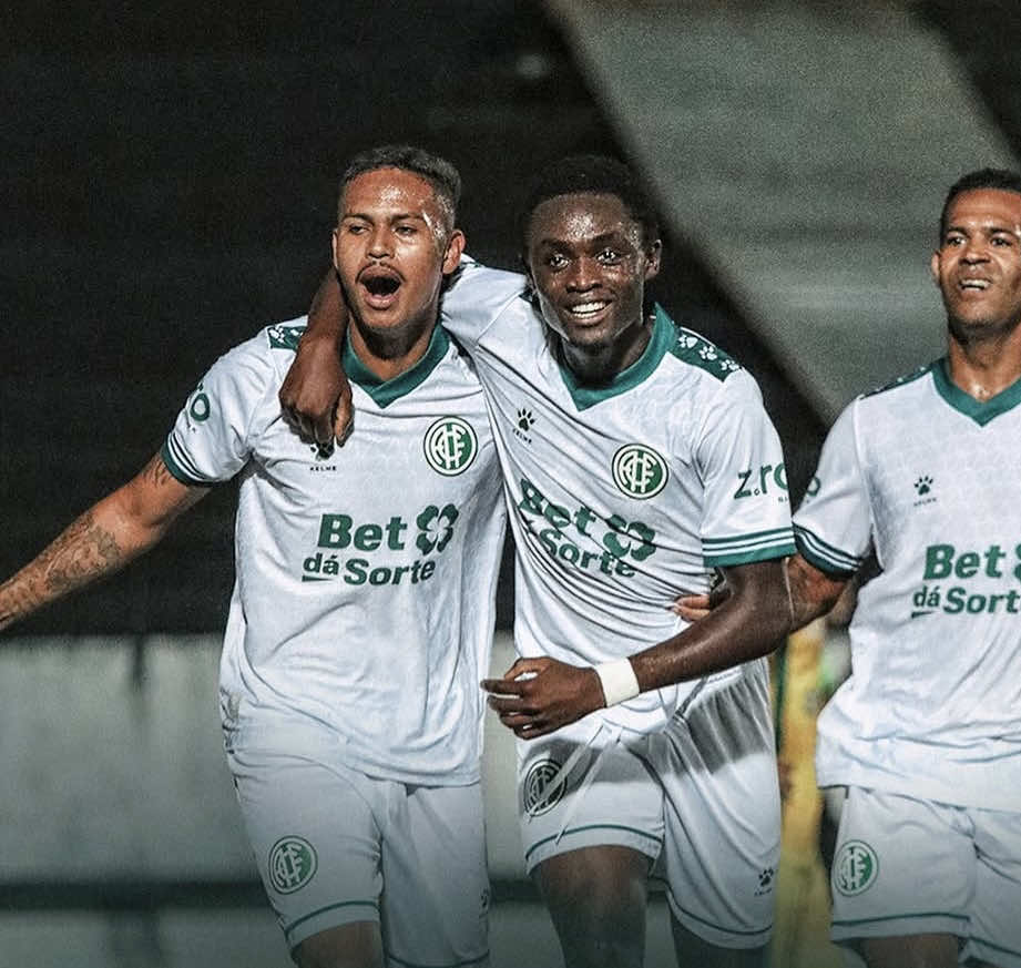 🎥⚽ CONFIRA OS GOLS DE AMÉRICA 4 x 1 IPOJUCA! Fechando a 4ª rodada do Pernambucano Série A2, o Mequinha brilhou e garantiu a vitória sobre o Lobo Guará! 🔥💚 👉 Os gols do América foram marcados por Renato, Omah, Isaque e um gol contra. Já o Ipojuca descontou com Zé Felipe. 📺 O torcedor acompanhou tudo AO VIVO na tela da TV FPF, com narração de Alex Ricardo e comentários de Davi Vasconcelos. 📸 Evelyn Fotografias / América 