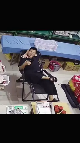lah kaget ama tangannya sendiri #video #random #meme #fyp 