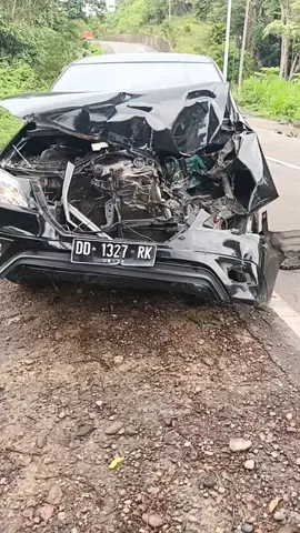 #kecelakaan  #jalanporospinrangenrekang  #tanjakankabereextream  #fyp  #lakalantas  Kecelakaan di tanjakan kabere-mallagaa Jalan poros malimpung (Pinrang-enrekang)