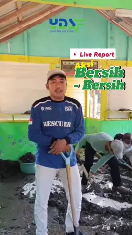 Aksi bersih-bersih relawan YDSF di mushollah di Grubug Permai, Bali, akibat banjir.