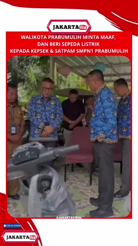 Wali Kota Prabumulih, H Arlan, mendatangi kediaman Kepala SMPN 1 Prabumulih, Roni Ardiansyah, serta satpam sekolah, Ageng, untuk menyampaikan permintaan maaf. Dalam pertemuan itu, Arlan berpelukan dengan keduanya dan mengaku khilaf. “Cak minta maaf kalau ada salah, namanya manusia,” ujar Arlan,  Arlan berpesan agar Kepsek Roni tak merasa canggung dengan siswa dan tidak mengubah sikap pasca kejadian ini. Roni maupun Ageng menerima permintaan maaf tersebut. Bahkan Ageng sempat menitikkan air mata ketika diminta memastikan kesediaannya memaafkan wali kota. Sebagai tanda permintaan maaf, Cak Arlan juga memberikan hadiah berupa sepeda motor listrik kepada Roni dan Ageng. “Ini motor Pak Ageng satu, Pak Roni satu. Harus balik lagi ke SMP itu ya, wajib itu, ini perintah ya,” tegasnya. #Jakarta #Viral #Walikota #Prabumulih #Viralkan 