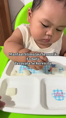 🧊✨ Tahu nggak sih, ternyata stimulasi sederhana pakai es batu bisa banyak manfaat buat bayi lho! ⠀ ✅ Melatih indra peraba bayi kenal sensasi dingin 🌡️ ✅ Bantu redakan nyeri saat gigi mulai tumbuh 🦷 ✅ Latih motorik halus saat bayi menggenggam 🤲 ✅ Stimulasi otak & rasa ingin tahu bayi 🧠 ✅ Jadi aktivitas bonding seru antara ibu & anak ❤️ ⠀ Moms bisa pake asi yang dibekukan di tempat es batu, atau susu yang dibekukan. Awasi saat bermain ya ma. 😍 — ✨ Cobain deh di rumah, moms! #StimulasiSensorik #BayiSehat #IdeIbu #MomLife #ParentingTips 