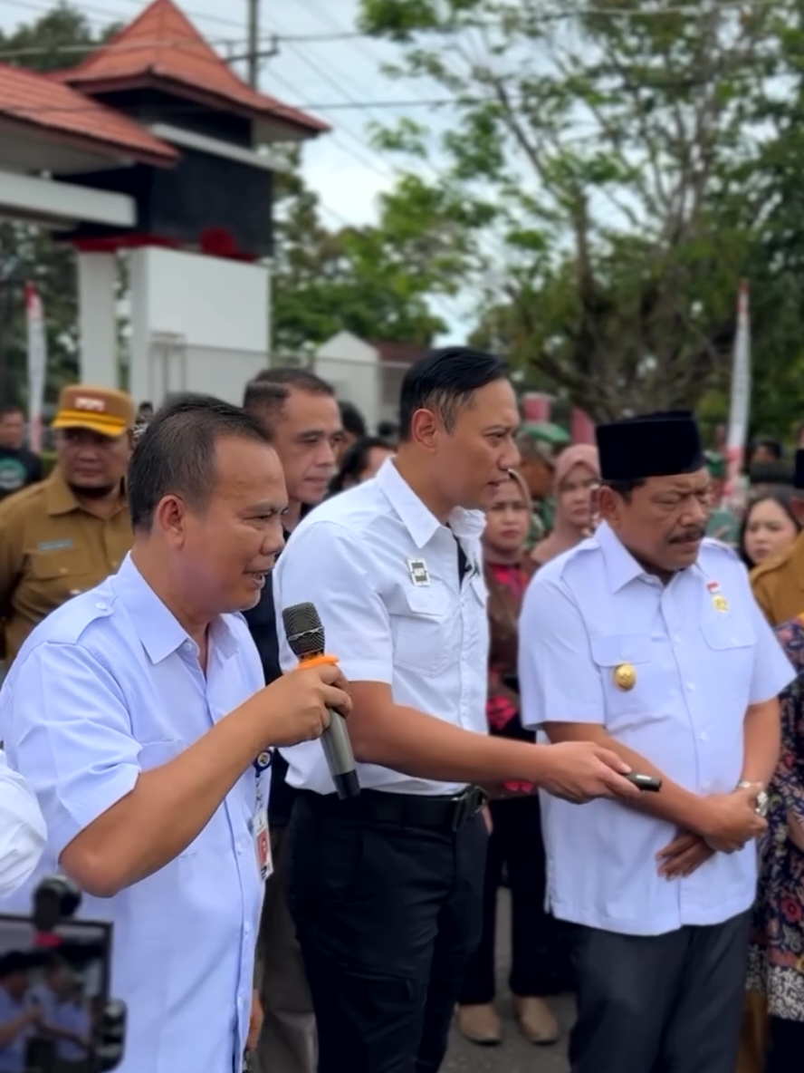 Salah satu agenda penting saya di Bengkulu adalah memastikan hadirnya pembangunan sumber daya manusia melalui Sekolah Rakyat Menengah Atas 6 Bengkulu. Di sinilah pemerintah hadir untuk memutus rantai kemiskinan dengan menghadirkan akses pendidikan yang berkualitas. Saya menitipkan harapan besar kepada para guru yang penuh dedikasi untuk terus melahirkan generasi yang tidak hanya cerdas secara akademik, tetapi juga berkarakter unggul. Bangsa Indonesia hanya akan maju jika SDM-nya unggul, baik secara akademik dan unggul dalam karakter serta adab. Semangat inilah yang diusung Sekolah Rakyat, dan mudah-mudahan semakin banyak hadir di seluruh penjuru negeri, termasuk di Provinsi Bengkulu. Selamat belajar adik-adik.. emoga tumbuh sehat dan sukses menggapai cita-citanya!