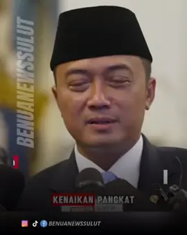 Presiden Republik Indonesia, Prabowo Subianto, secara resmi menganugerahkan pangkat istimewa kepada dua purnawirawan, masing-masing dari Tentara Nasional Indonesia (TNI) dan Kepolisian Negara Republik Indonesia (Polri). Upacara penganugerahan digelar di Ruang Kredensial, Istana Merdeka, Jakarta, Rabu (17/9/2025). Penganugerahan tersebut tertuang dalam Keputusan Presiden (Keppres) Nomor 84/TNI Tahun 2025 dan Nomor 85/POLRI Tahun 2025, sebagai bentuk penghargaan negara atas dedikasi dan pengabdian luar biasa bagi bangsa dan negara. Dalam keputusan itu, Letnan Jenderal TNI (Purn.) Djamari Chaniago dianugerahi pangkat Jenderal TNI Kehormatan, sementara Letnan Jenderal Polisi (Purn.) Ahmad Dofiri menerima pangkat Jenderal Polisi Kehormatan. Presiden Prabowo dalam sambutannya menekankan bahwa penghargaan ini bukan hanya simbol kehormatan, tetapi juga amanah yang harus dijaga dengan sebaik-baiknya. “Untuk memberi kekuatan terhadap pengabdianmu, saya memutuskan untuk memberikan pangkat istimewa berupa jenderal bintang empat. Dengan itu, saudara harus menjaga kehormatan korps jenderal serta terus mengharumkan nama TNI dan Polri bagi generasi penerus,” ujar Presiden.