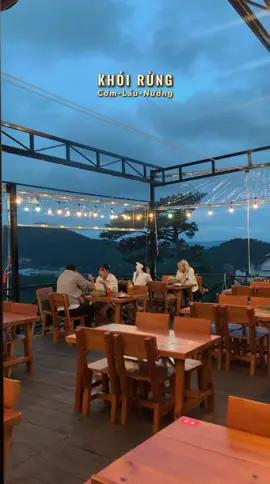 Có ai mê cái cảm giác ngồi giữa khói rừng lành lạnh, xung quanh bao phủ bởi view núi rừng Đà Lạt xanh ngắt, trước mặt là lò than hồng đang nướng đồ ăn nóng hổi, xèo xèo, nghi ngút khói hông? 🍲🔥 Trời se lạnh, vừa hít hà hơi ấm từ món ăn, vừa nghe tiếng gió len qua tán cây, rồi vừa ăn vừa ngắm view núi rừng Đà Lạt… Ta nói chill gì đâu á! 🏔️✨👉 Check-in liền tay để lưu giữ khoảnh khắc ăn ngon – view đẹp – chill hết sẩy này nha 💚 📍 Khói rừng – 21 Hoàng Hoa Thám, Đà Lạt #QuanNhauDaLat   #QuanViewDepDaLat #dalatangi #bbqdalat #dalatfood 