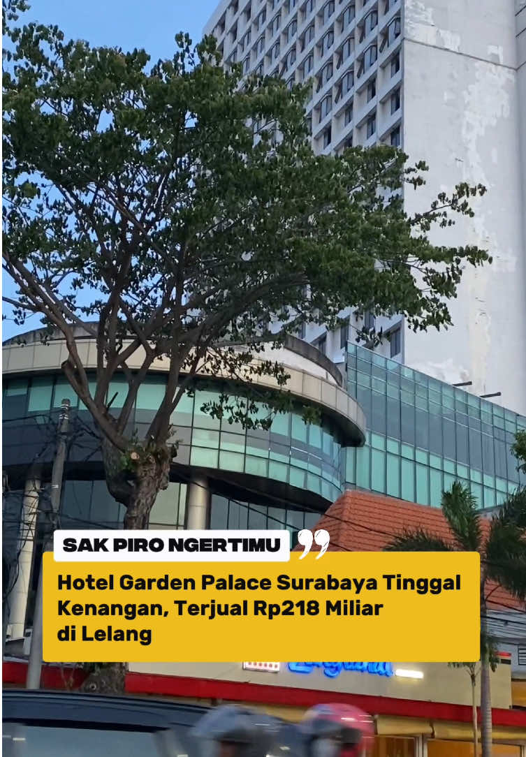 Ikon perhotelan di jantung Kota Surabaya, Hotel Garden Palace, resmi berhenti beroperasi setelah melalui proses panjang sengketa utang dan pailit. Pengadilan Negeri (PN) Surabaya mengeksekusi pengosongan hotel pada 19 Desember 2024, disaksikan langsung juru sita dan aparat kepolisian. Hotel yang berdiri sejak era 1980-an itu akhirnya dilelang melalui Kantor Pelayanan Kekayaan Negara dan Lelang (KPKNL) Surabaya. Dari proses tersebut, pemenangnya adalah PT Tunas Unggul Lestari (TUL) dengan nilai pembelian mencapai Rp 217–218 miliar. Dengan hasil ini, kepemilikan resmi beralih dari PT Mas Murni Indonesia (MAMI) selaku pengelola lama, kepada pihak baru. Proses pengosongan sempat berlangsung ricuh. Pengelola lama menolak menyerahkan kunci dan akses ke hotel, bahkan pintu kaca lobi pecah saat juru sita berusaha masuk. Sejumlah tamu hotel masih berada di dalam saat eksekusi dimulai, sehingga situasi sempat menimbulkan protes keras dari manajemen lama. Ratusan karyawan Garden Palace menuntut hak mereka berupa gaji yang tertunggak, pesangon, hingga dana pensiun. Hingga kini, penyelesaian hak pekerja masih menjadi perhatian utama pasca peralihan kepemilikan. Meski kepemilikan telah beralih, belum ada pernyataan resmi dari PT TUL mengenai rencana pengelolaan aset. Publik masih menunggu apakah bangunan di Jalan Yos Sudarso itu akan tetap difungsikan sebagai hotel, atau beralih menjadi gedung perkantoran, apartemen, atau bentuk usaha lain. Hotel Garden Palace pernah menjadi salah satu ikon perhotelan di Surabaya, dikenal dengan ballroom besar, fasilitas mewah, serta lokasi strategis di pusat kota. Namun, tekanan pandemi dan beban utang membuat hotel ini tak mampu bertahan hingga akhirnya jatuh ke tangan kreditur. Dengan penutupan ini, Surabaya kehilangan salah satu hotel legendarisnya, sementara masyarakat menanti gebrakan apa yang akan dilakukan pemilik baru terhadap bangunan bersejarah tersebut. 📌 Sumber : Detik Jatim, iNews Surabaya, Antara Jatim, Timurpos, Pikiran Rakyat Jatim  #GardenPalace #Surabaya #HotelSurabaya #BeritaSurabaya #HotelDitutup       