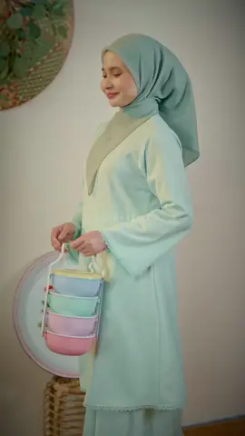 now available dekat semua platform!! cantiknya😍kurung kayla ni simple and minimalist tau,warna pun semua cute-cute❤️ . BERMINAT KOMEN NAK! 