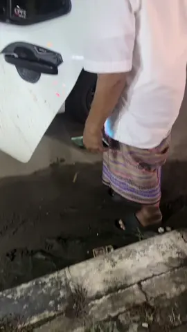 Hati hati lawan sidin ni, kejadian nya dihandil bakti pas aku lagi besinggah hndak mementol dipinggir jalan, pdahal mobil sdh betutup be istilah sidin membuka mobil bebuat kedalam, disitu aku kda meliat ada yg masuk mobil cuman mendangar bunyi org mnutup mobil aja, skali pas diliati ada orgnya didalam nya, asli tekajut banar, syukur org disitu mnyuruh keluar, tu gin lawas banar hanyar hakun kaluar. Seandainya kda tahu sama sekali sidin masuk habistu kami kami langsung bulik aja kyapa kah kami didalam stu heh😭