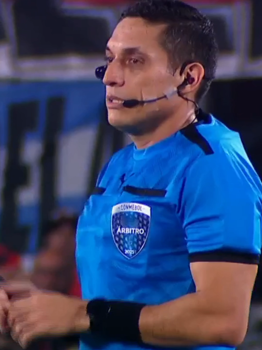 🖥 Jesús Valenzuela Sáez tenía que comunicar la decisión que tomó por medio del VAR, pero lo hizo de una manera bastante extraña... ¿Baiteó? 😳  #LibertadoresEnTelefe
