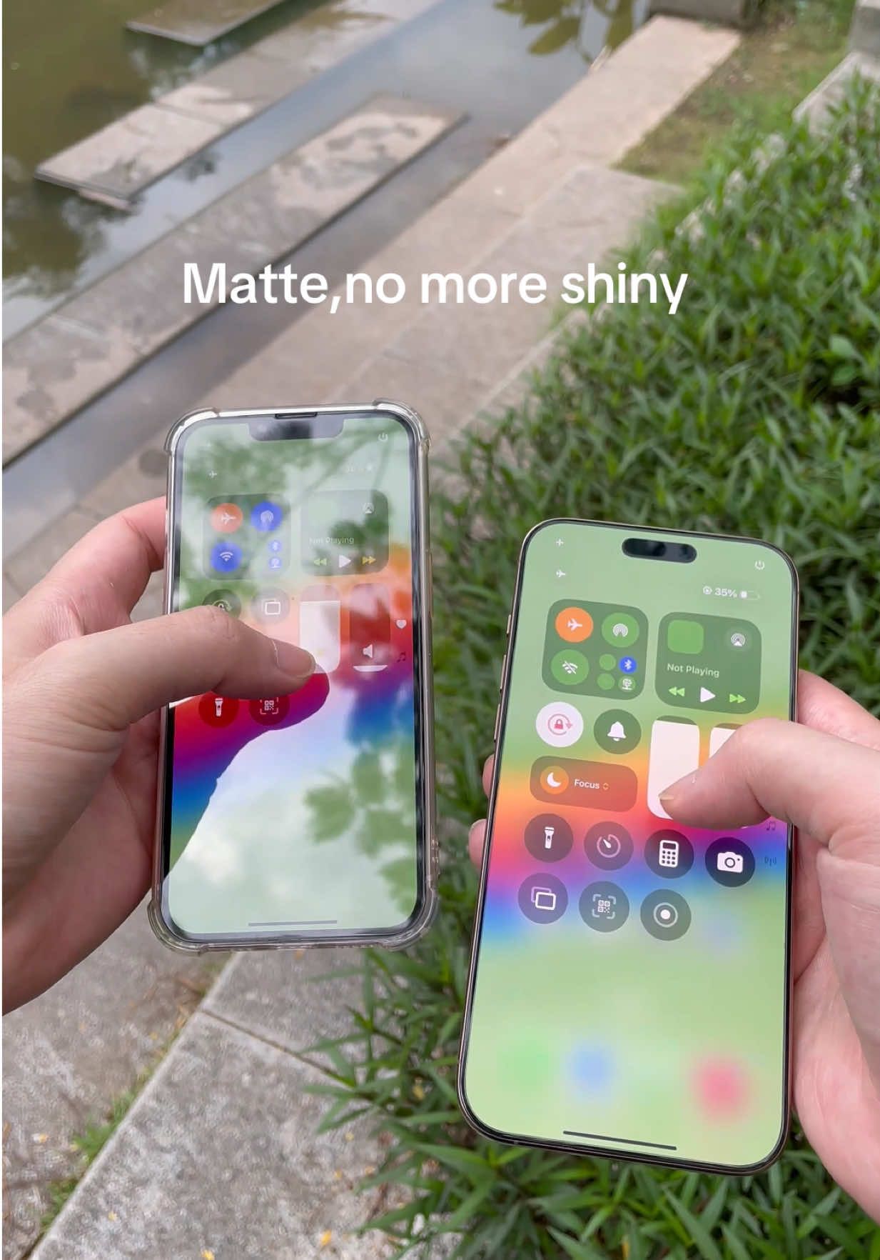 Watching videos outdoors doesn’t feel like a struggle anymore,thanks to this matte screen protector makes everything.#iphone17 #foryou #screenprotector #matte #share 