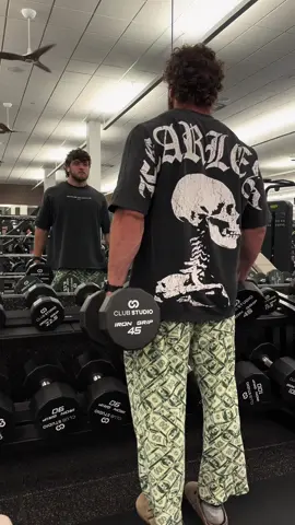 POV: you death stare yourself during sets  #bodybuilding #gymtokkkkkk #testosterone #MuscleGains #mentalmotivation 