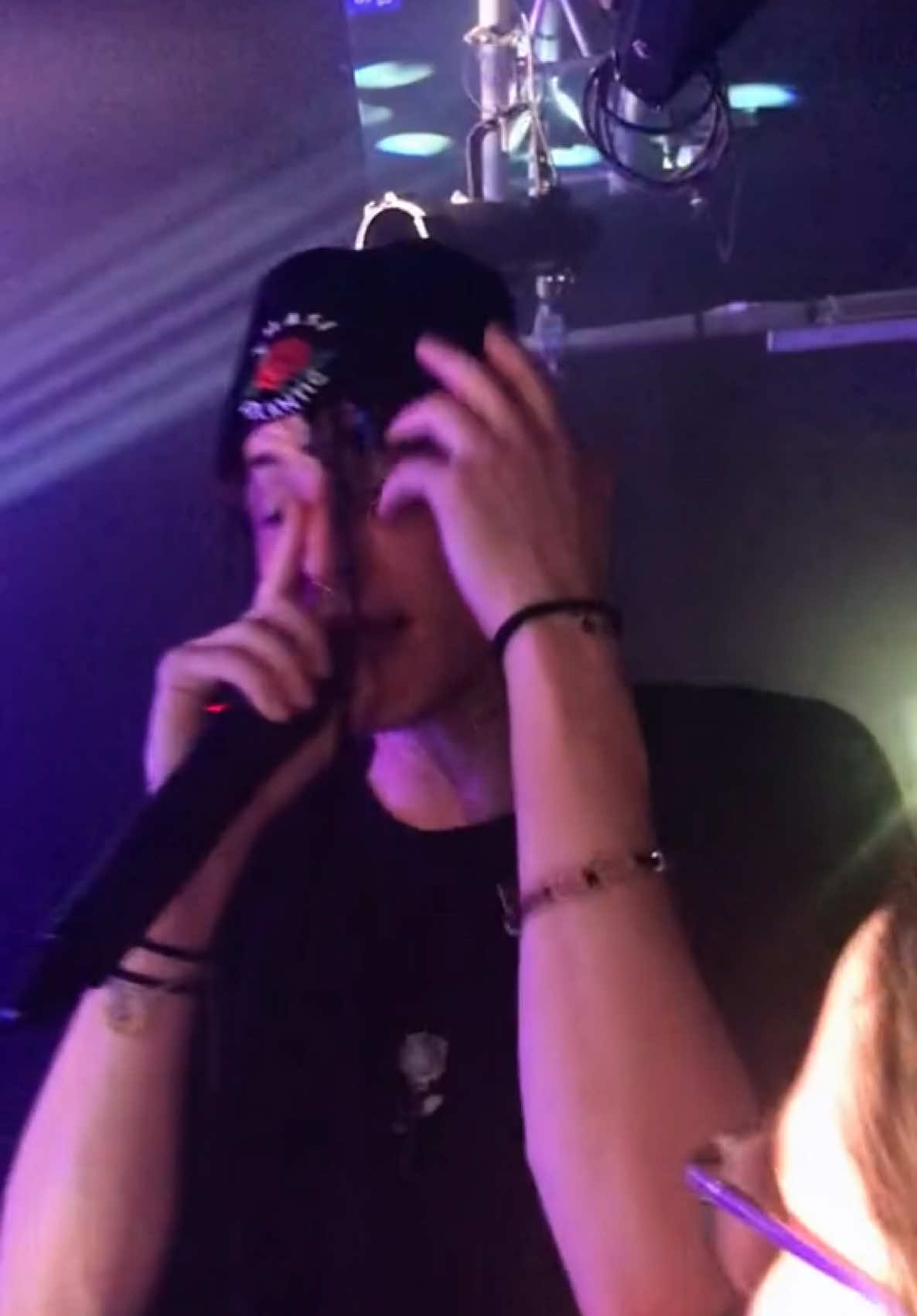 NOT MY CLIP ! ✧ #chaseatlantic #ca #mitchelcave #christiananthony #clintoncave #jesseboyle #patwilde #xaviermayne #jordankelseyknight #casildagonzalez #caskyes #music #edit #editclips #idk #silly #foryoupage #foryou #fyp #viral #viralvideo #trending #trendingvideo #trend #funny #band #australlia || @CHASE ATLANTIC 