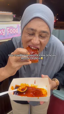 Dia tanya apa la yg org suka sangat ni sampai hang takdan buat. Sekali dia rasa dia nak lagi 😆😆 mozza crunch honey habanero 😍 